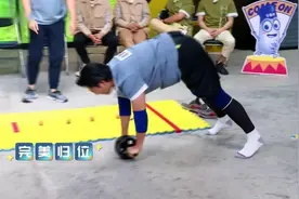 奔跑吧：凌潇肃健身达人上线，表演腹肌轮，全场女生欢呼视频封面