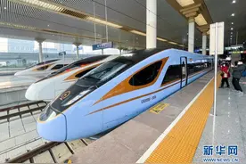 有WiFi 更节能 更舒适——我国新型“复兴号”动车组投入运营图片