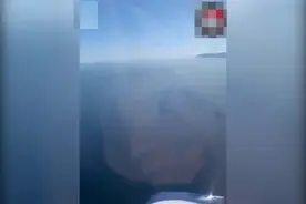 美飞行员拍下一名神秘人背喷气式背包在近千米高空飞行图片