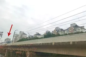 松江这个“小区”很奇怪！距地铁仅40米，但一半有隔音屏一半却饱受噪音困扰...图片