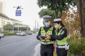 硬核！佛山交警无人机喊话“加塞”司机，拍下200多辆车图片