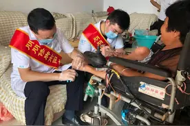 一位修脚人的公益情怀图片
