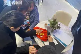 真金白银！大妈买房掏出金元宝付房款 工作人员傻眼：从没遇到过图片