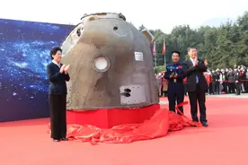 太空大礼空降“伟人故里”神十返回舱落户韶山图片