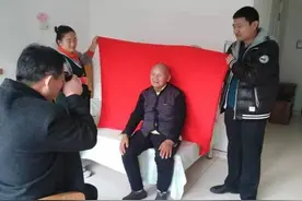 优抚对象、伤残军人出门困难，齐河县退役军人事务局登门拍照图片