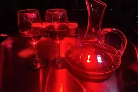 男子10杯红酒花了9800元，“相亲”却相到了“女酒托”？图片
