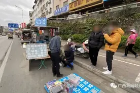 南宁一路边摊“人气”非凡，摊主卖禁片月获利80元图片