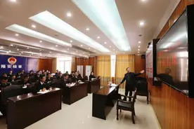 南宁市检察院党组书记、检察长黄建波到隆安县检察院上主题党课图片