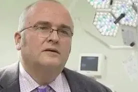 丧心病狂！英国医生在病人肝脏上刻名留念，系名字缩写“SB”图片