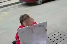 六旬老人跪讨百万债务，债务人：随她说去，反正我没钱图片