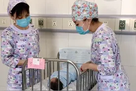 如何区分宝宝是溢奶还是吐奶视频封面