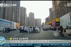 10多位过路人奔向一辆车，硬是将它抬起…这一幕太燃了图片