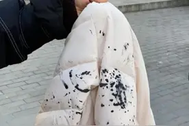 西安警方通报男子恶意朝女生泼墨：嫌疑人供认不讳图片