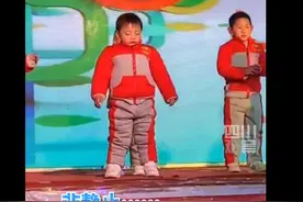 被迫营业！小朋友舞台表演节目时睡着摔倒，老师出奇招网友笑翻了图片