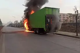 嘣！灭火时货车轮胎突然爆炸，深圳消防逆行救援图片