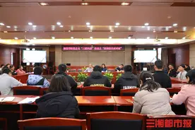 看！这位校长陪学生吃饭、唠嗑、话家常……图片