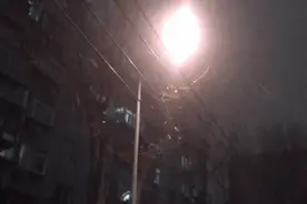 山东大雪暴雪到货！济南积雪已经可以写字了，萌娃迫不及待深夜出来看雪…图片