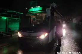 道路结冰严重，青岛5条山区公交线暂时停运图片