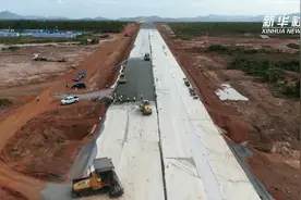 航拍：柬埔寨金港高速迎来建设热潮视频封面