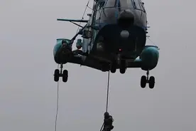 不舍！飞行5600小时空中机械师告别蓝天视频封面