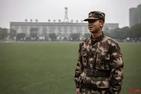 单手制服歹徒 成都武警特战尖兵救了一车人图片