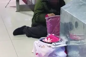 流浪者“蜗居”地下通道独行女性夜晚不敢经过图片