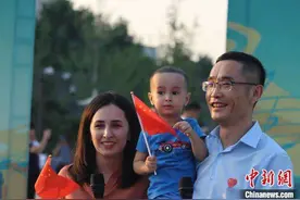 实现“甜蜜计划”，这对中哈跨国夫妻好甜图片