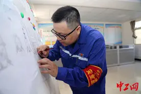 在铁与火中挥洒青春汗水图片