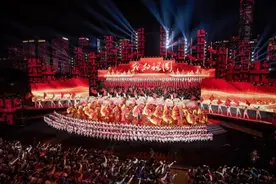 2021央视新年音乐会 伍燕、李治廷、黄俊英齐《讲古》图片