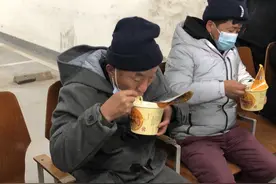 寒潮袭击申城！两位老人竟睡在公园长椅上过夜，救助人员这样劝说……图片