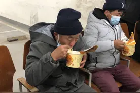 寒潮袭击申城！两位老人竟睡在公园长椅上过夜，救助人员这样劝说……图片