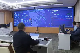 寒冬夜水管爆裂，沿街商铺“水漫金山”，抢修人员争分夺秒修复图片