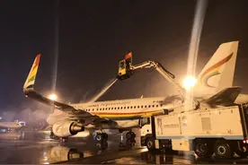 杭州萧山国际机场连夜除冰雪 30日航班运行正常图片