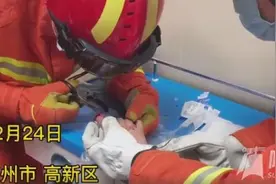 一名女子被衣服纽扣“咬住”无法分离，随州消防10分钟成功处理图片