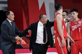 CBA观察：争议判罚惹怒青岛主帅，连吃两T被驱逐图片