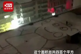 90后美术老师雪天用脚踩出400平方米小猪佩奇，自称画太大全凭感觉图片