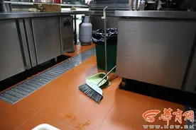 西安一烧烤店被曝用扫把清理灶台 店家：那是专用刷锅工具 目前已扔掉图片
