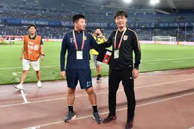 足球报透露李金羽加盟鲁能趣事：李霄鹏买唇膏当印泥让他按手印图片
