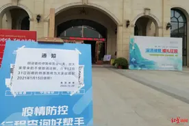四川自贡一温泉2游客受伤：一女孩泡温泉晕倒昏迷，女药师游客跪地急救图片