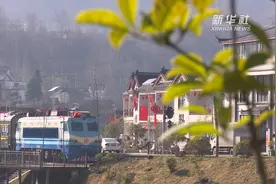 深山里的“铁路小镇”视频封面