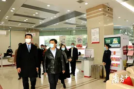 年终决算日，中山市领导慰问金融机构工作人员图片
