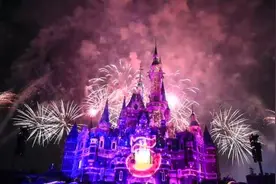 美哭！特别版烟花在上海迪士尼上空绽放，米奇米妮送新年祝福图片