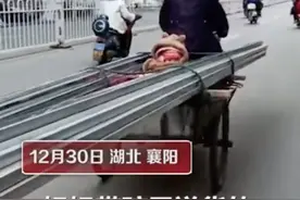 奶奶带娃寒风中蹬三轮送货，小孩盖了三层被子，网友：生活不易图片