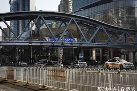 感恩铭牌！武汉抗疫主题天桥走红，桥上刻下了全国援鄂医疗队名字图片