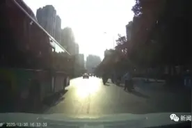 南宁一小车和公交车在行驶中互怼，公交司机竖中指还泼茶图片