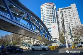 武汉这个过街天桥火了，有人路过深深鞠躬，网友：2021第一行热泪图片