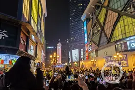 救护车里的跨年夜：她穿了三条裤子，还是冷得下车跺脚图片