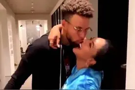 老夫老妻依旧腻歪~ 库里含酒喂库嫂 库妹旁观表示“恶心心~”图片