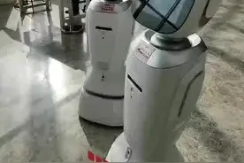 说出来你可能不信！两个机器人吵起来了，还差点动手图片