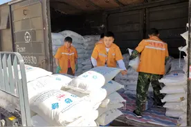大临铁路首开货运业务 1200吨白糖从临沧发往成都图片